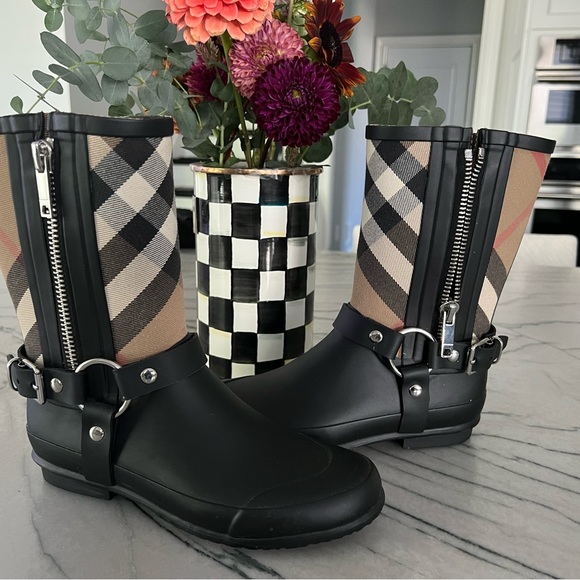 Gently Used Burberry House-check strap-detail rain boots - Picture 2 of 4